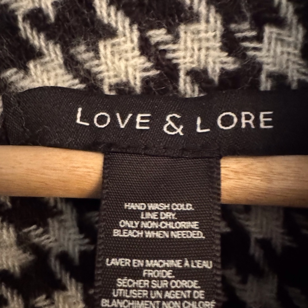 Black and White Plaid Wrap - Picture 3 of 4
